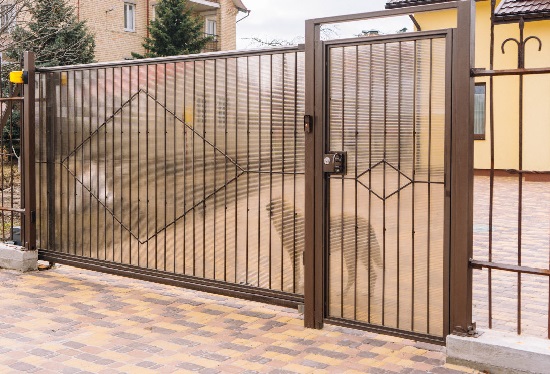 Купить ворота из профлиста с элементами ковки, с металлическими столбами в рамке или под дерево в Камышине от 155970 руб